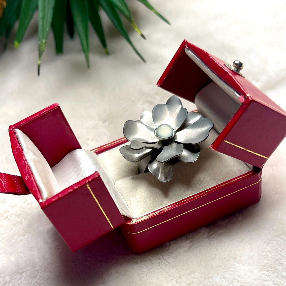 Metal Flower Ring in Novel Jewelry Double Door Ring Box